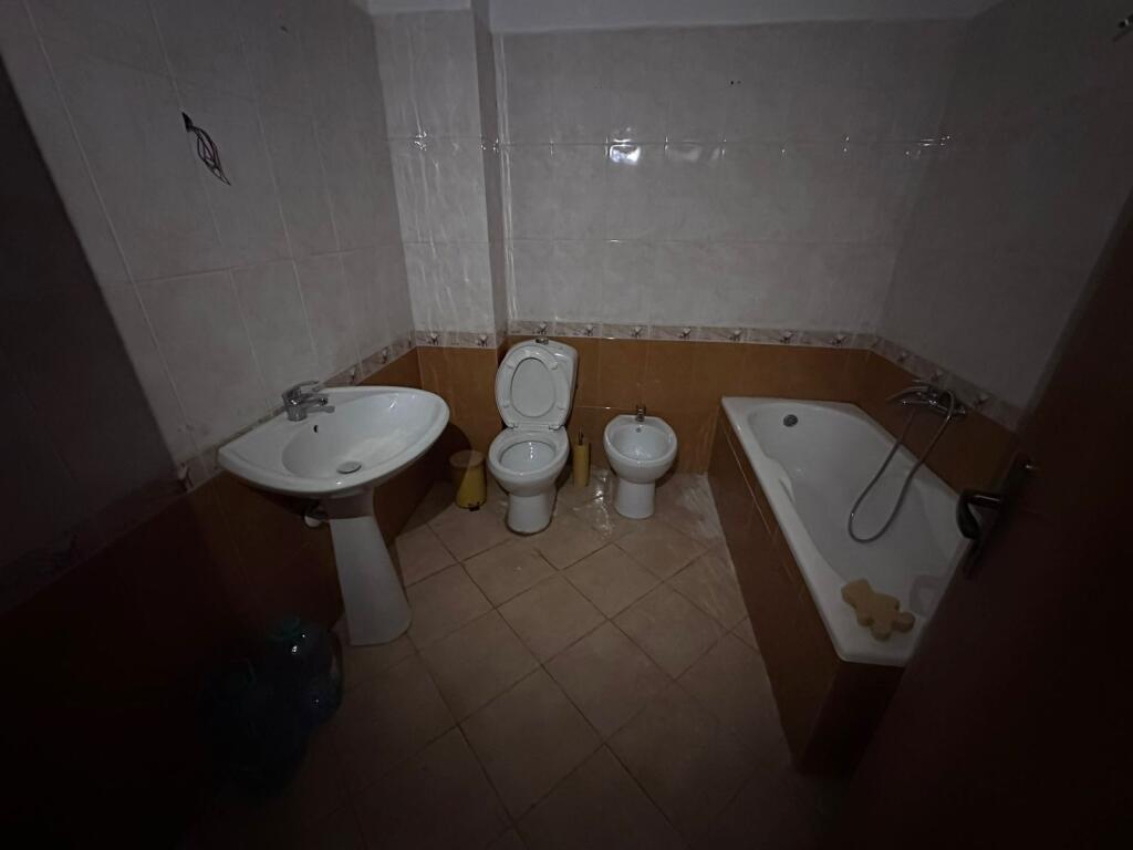 Shitet Okazion 1660 Euro/m2 , Liqeni Thatë