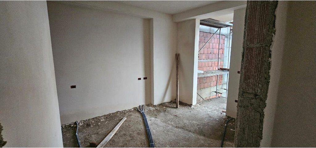 Ali Demi, Apartament 2+1 në shitje