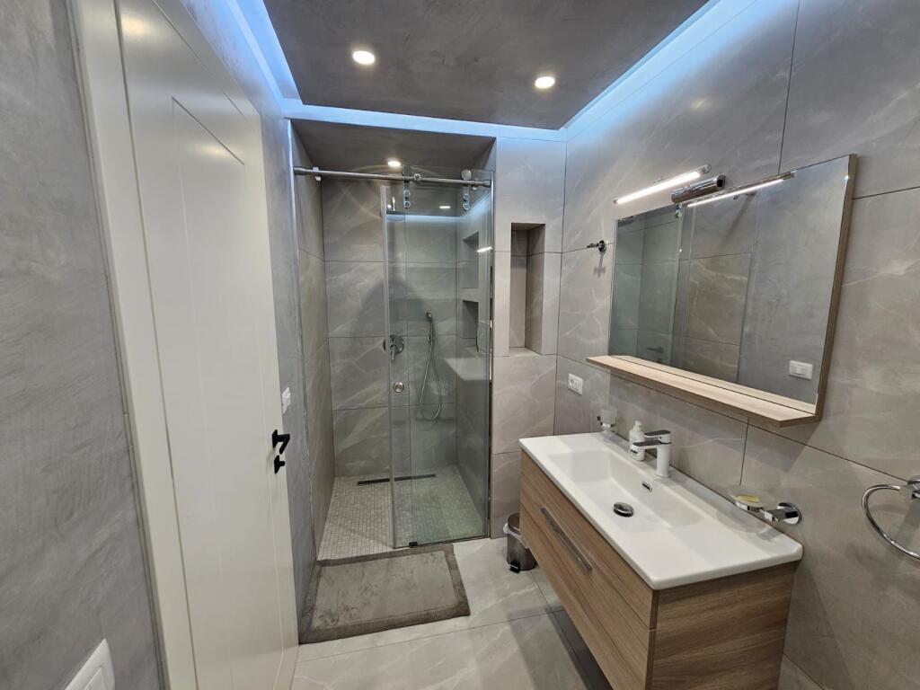 Shitet super apartament 2+1+ depo ne zonen e malit te robit