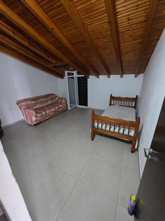 Jepet me qira kati i trete i nje shtepie private 3+1 ne lagje 17