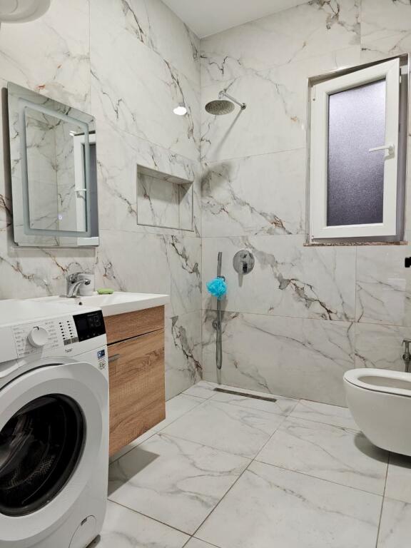 Jepet me qira një apartament komod 2+1, totalisht i mobiluar