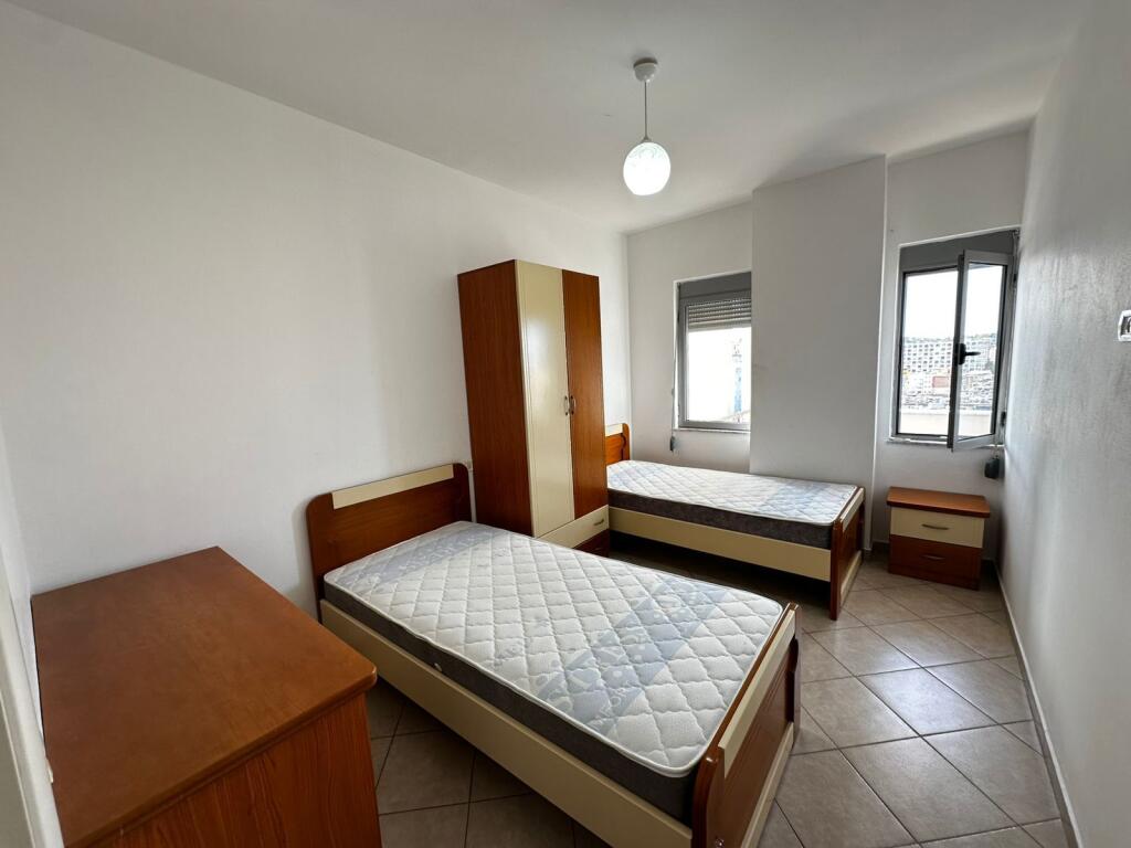 🏙️ Shitet apartament 3+1 me pamje panoramike nga Porti dhe Muzeumi i Durrësit!
