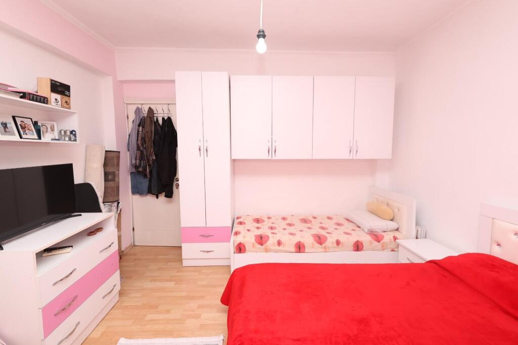 Jepet Apartament 1+1 Me Qira. Shkoze Pranë Hotel Gixharrit