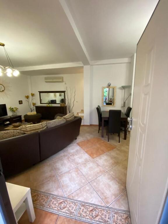 🏡Jepet me qera Apartament Dublex 4+1+2  📍Adresa : 21 Dhjetori Afer Mondjalit