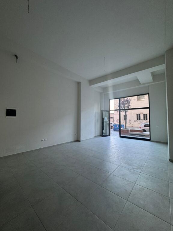 Ambient komercial me qira prane Spitalit Amerikan 3