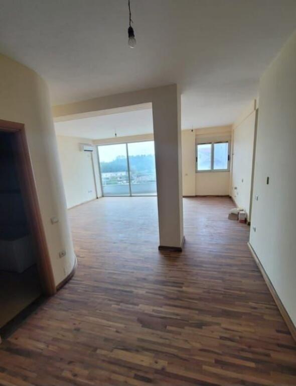 In vendita edificio multifunzionale di 5 piani a Sauk