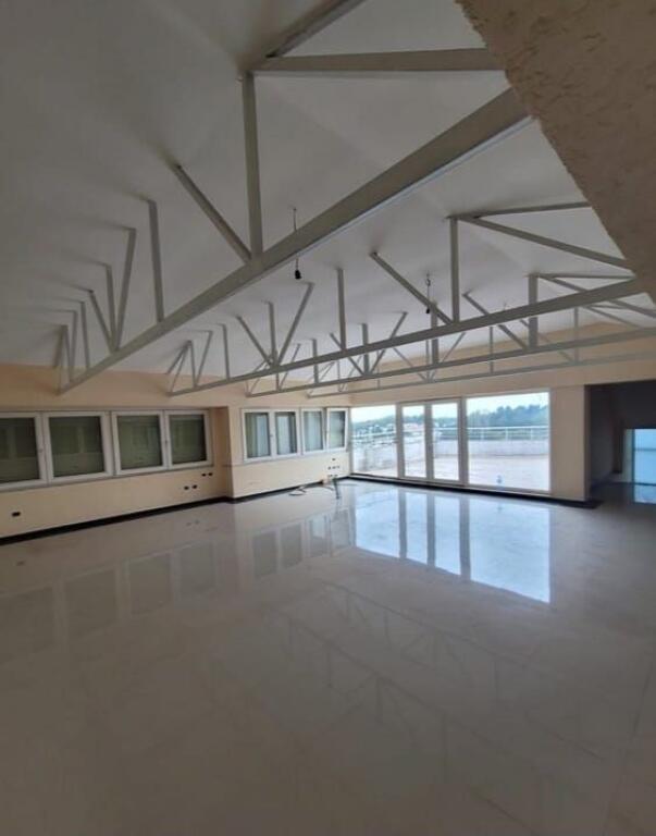 In vendita edificio multifunzionale di 5 piani a Sauk