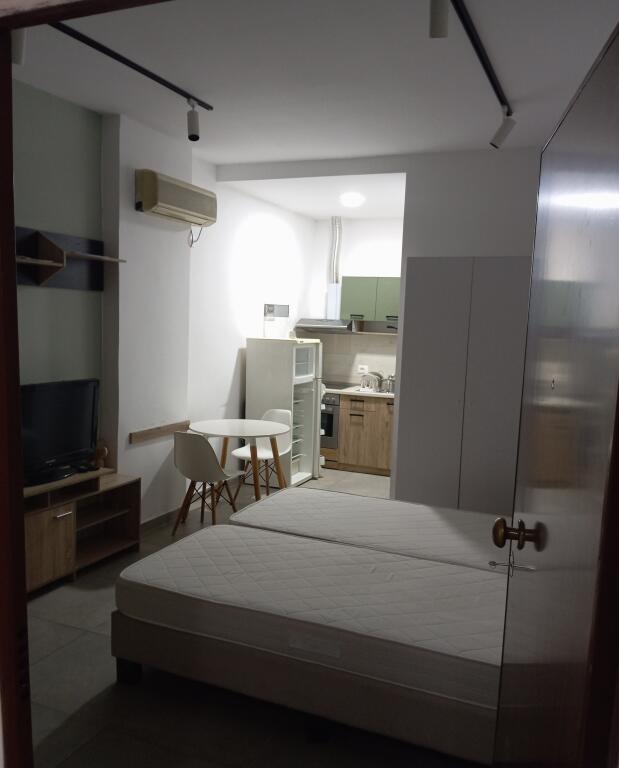 Studio apartment for rent in Laprake (31,000 Leke)