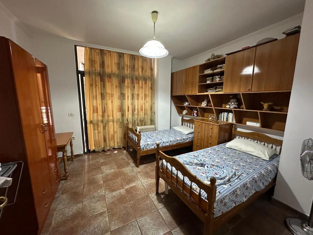 🏢Via di Dibra, vicino alla Scuola Media Partizani, affittasi appartamento 2+1 arredato. 60.000 Leke