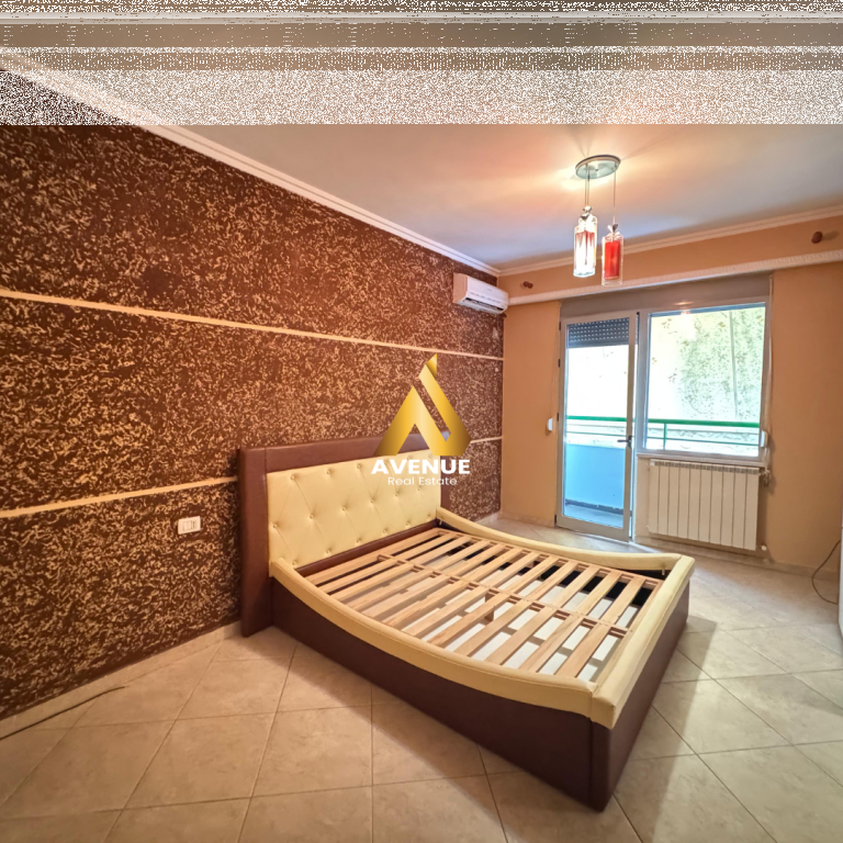 Jepet me Qira  Ambient për zyra 166 m2, Apartament 3+1+2, Tiranë