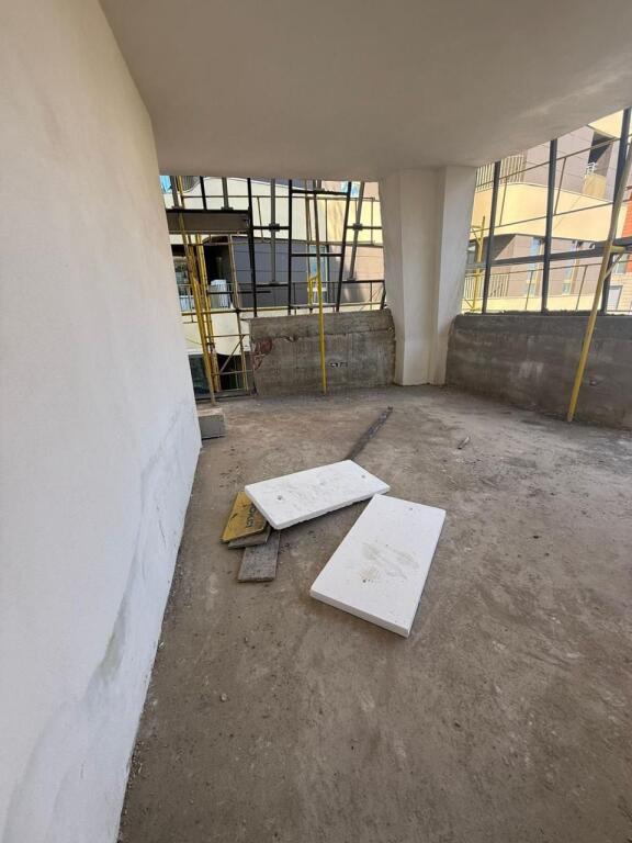 Shitet Apartament 2+1+2, Juvenilja