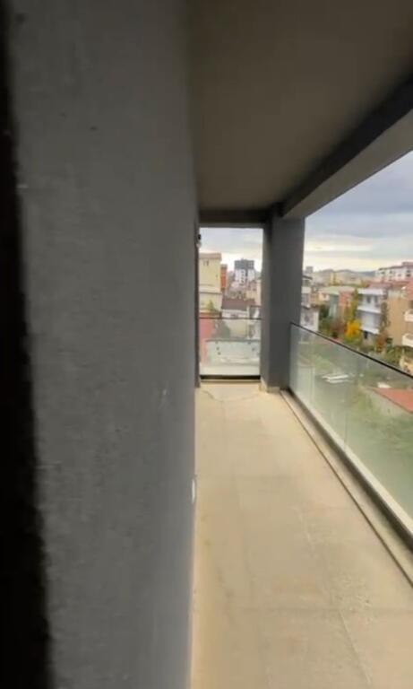 ap 2+1 per qera per zyra