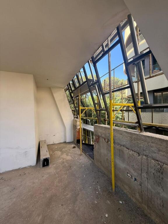 Shitet Apartament 2+1+2, Juvenilja