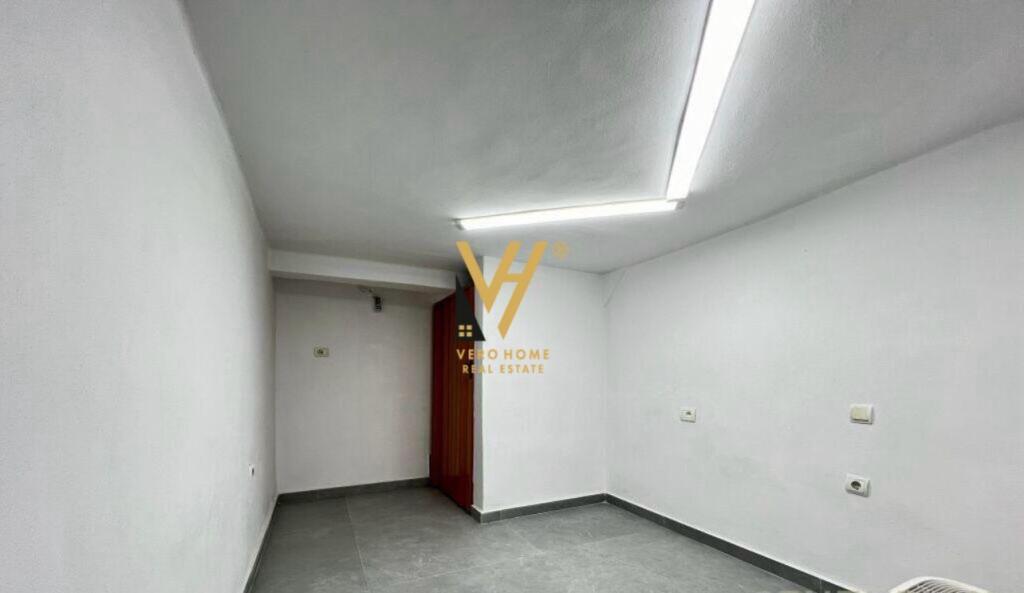 JEPET AMBIENT 20 M2 ME QERA TE ISH EKPOZITA 250 EURO