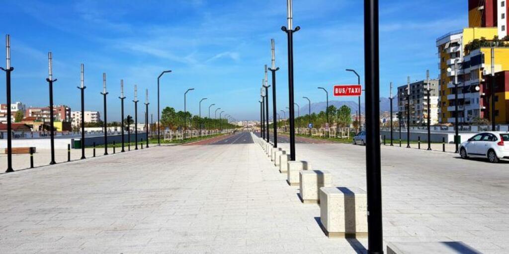 Shitet apartament 2+1 +2 tualete tek Usluga