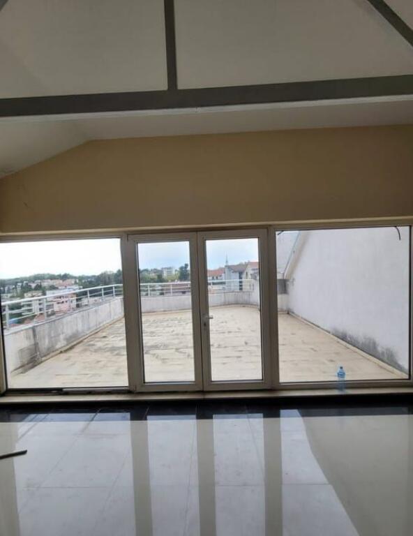 In vendita edificio multifunzionale di 5 piani a Sauk