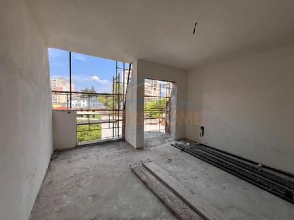 Shitet, Apartament 2+1, Rruga e Elbasanit, Tiranë.