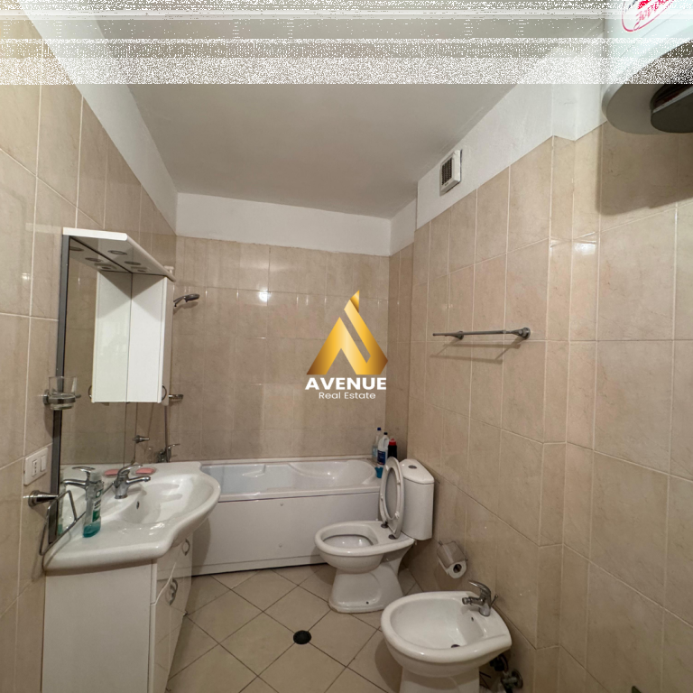 Jepet me Qira  Ambient për zyra 166 m2, Apartament 3+1+2, Tiranë