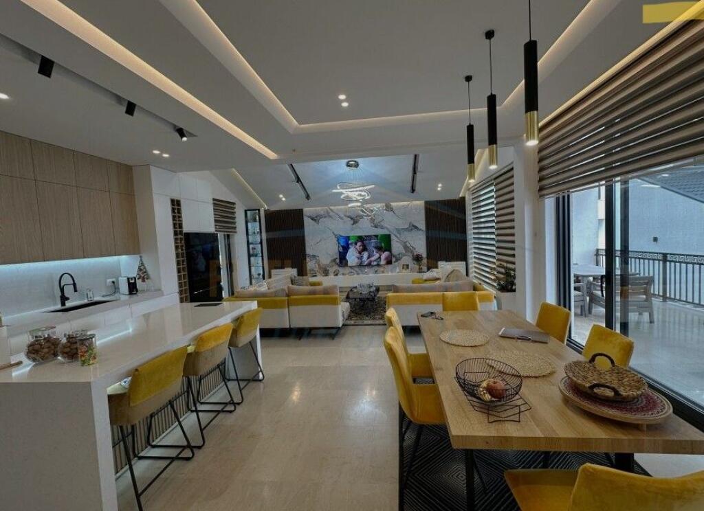 Qira, Vilë 2-Katëshe, TEG