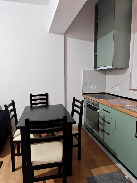 Jepet me qira një apartament komod 2+1, totalisht i mobiluar