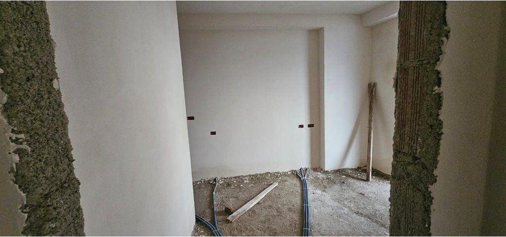 Ali Demi, Apartament 2+1 në shitje