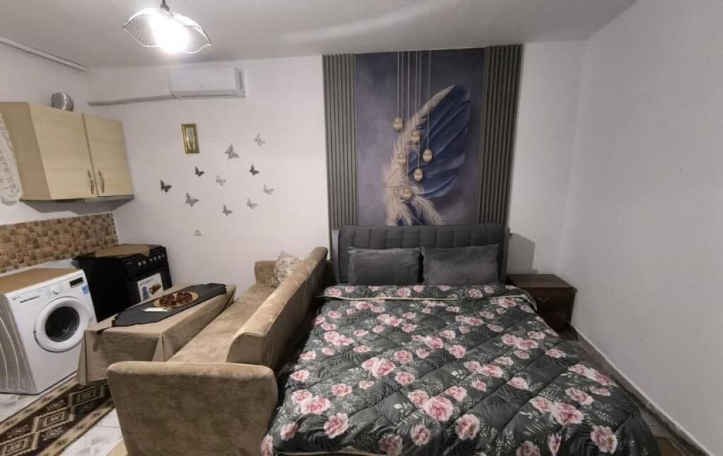 Jepet me qira garsoniere në Kinostudio.