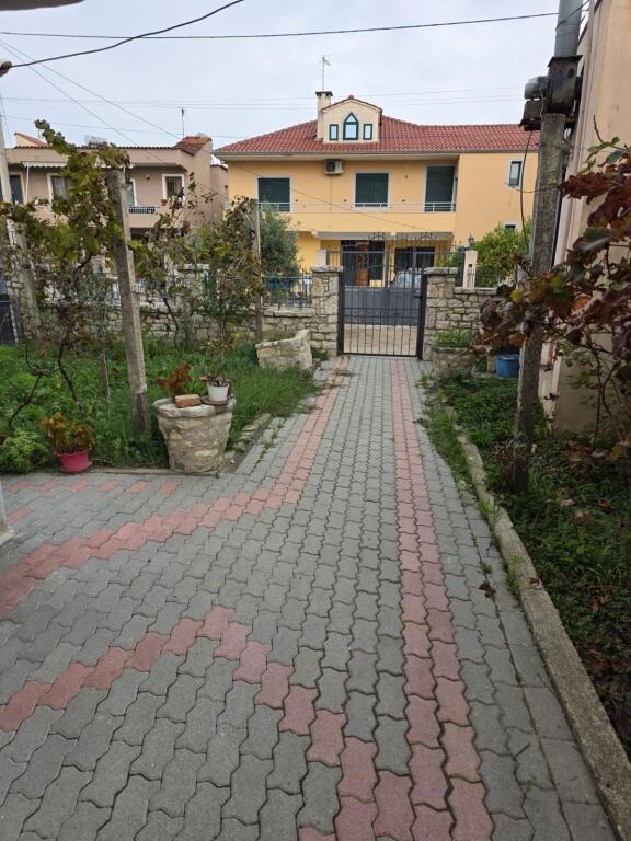 Jepet me qira kati i trete i nje shtepie private 3+1 ne lagje 17