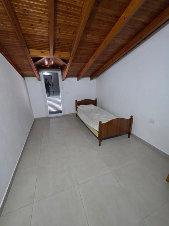 Jepet me qira kati i trete i nje shtepie private 3+1 ne lagje 17