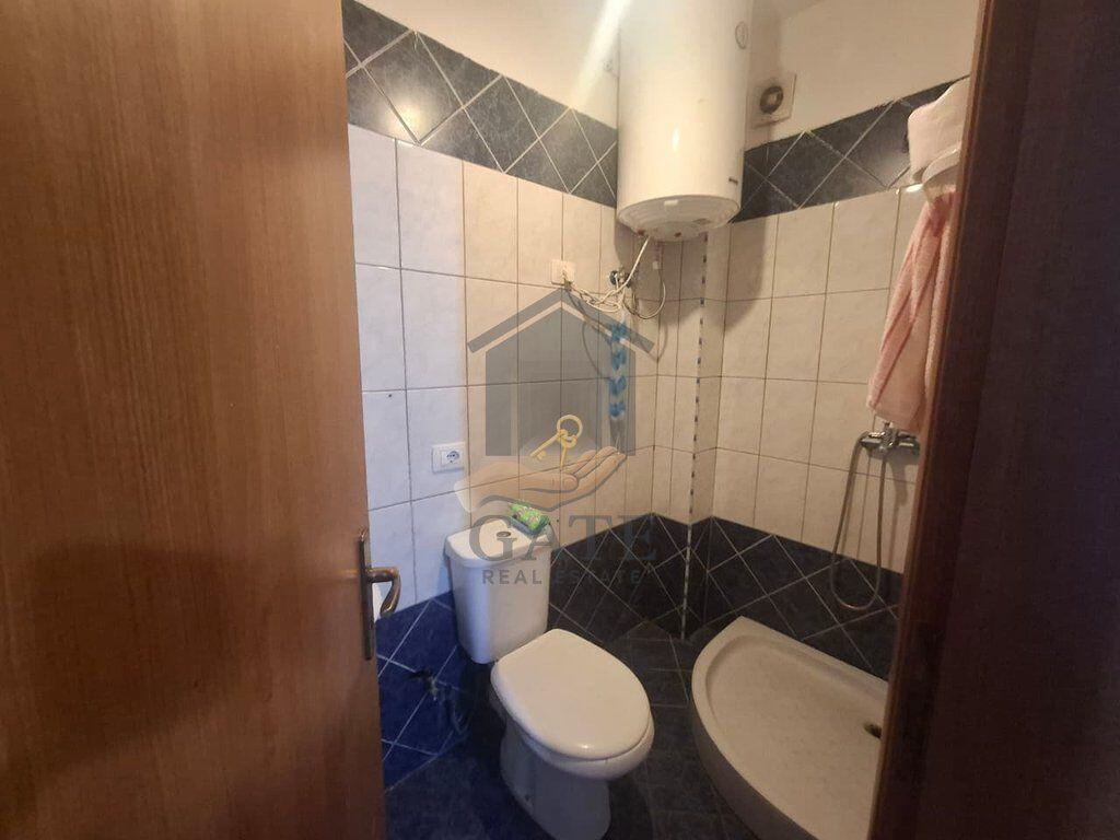 Jepet me qira apartament 2+1, me 2 tualete dhe 2 ballkone – Plazh, Durrës (Vija e parë me detin), kati i 3-të me ashensor