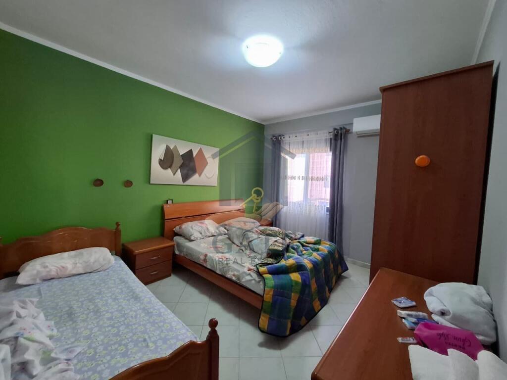 Jepet me Qira Apartament 1+1 + Verandë – Plazh Iliria, Kati 7 me Ashensor
