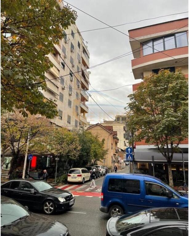 SHITET DYQAN, AMBJENT KOMERCIAL,QENDER, RRUGA BARRIKADAVE