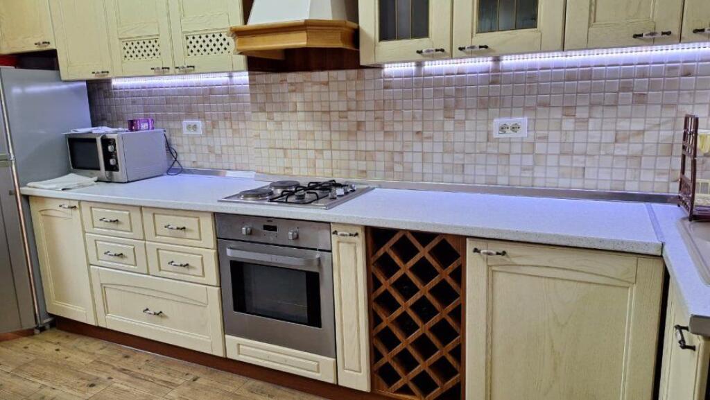 🏢Rruga e Durresit,prane Shkolles se Mesme “Qemal Stafa “jepet me qera apartament 2+1,i mobiluar.600 Euro