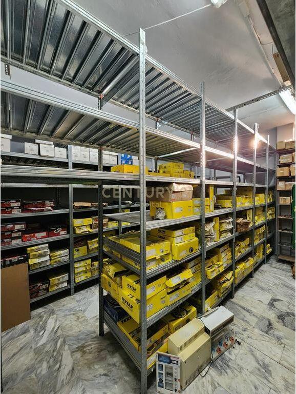 Ambjent biznesi për qera, në Rrugën Kryesore Dritan Hoxha, Laprakë - 187 m²