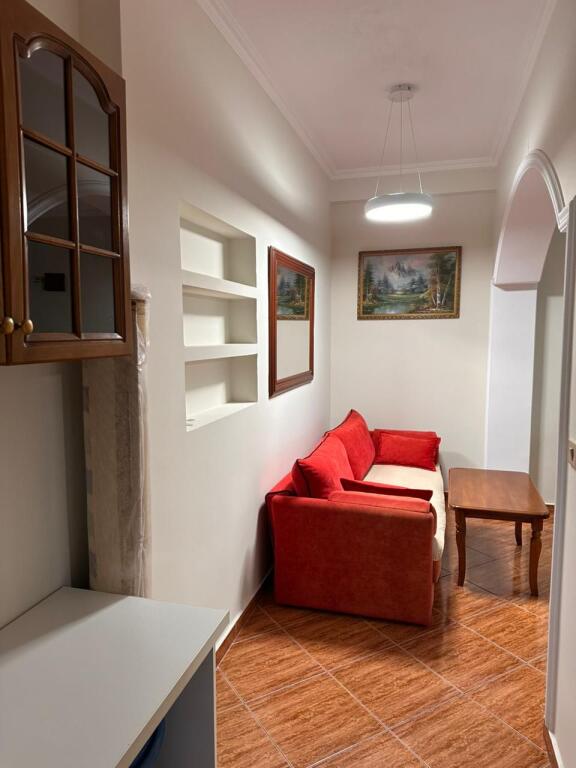 Prane 5 Majit, jepet me qera apartament 1+1