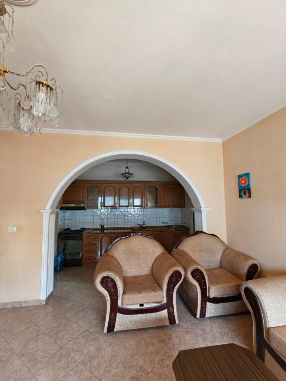 600 € / në muaj me parkim te perfshire