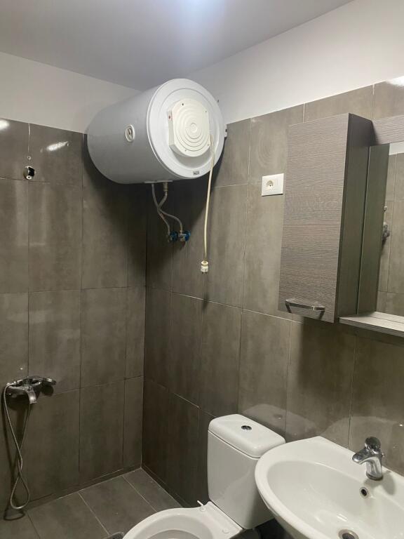 Jepet shtepi me qera