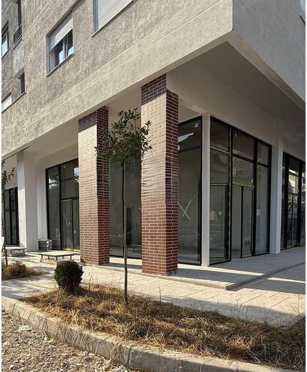 Jepet me qira njesi ( Corner) te rruga Qemal Stafa. 750 € /Muaj