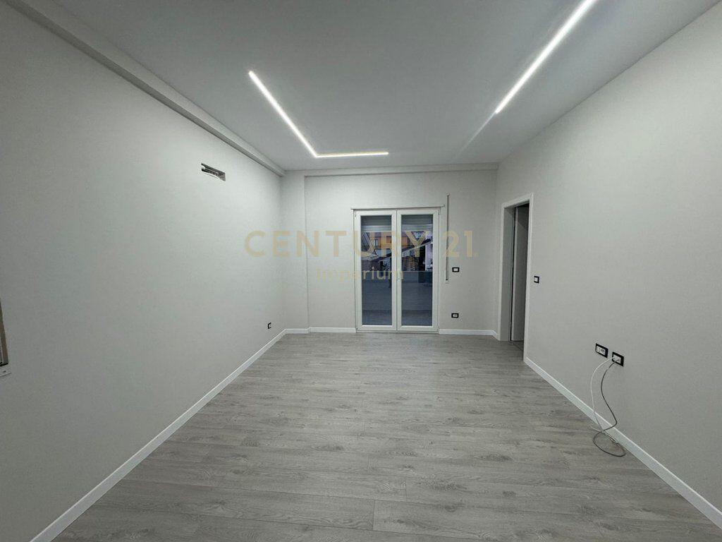 Apartament 1+1+post parkimi me verandë në Kodrën e Priftit – i pabanuar, në godinë të re me ashensor
