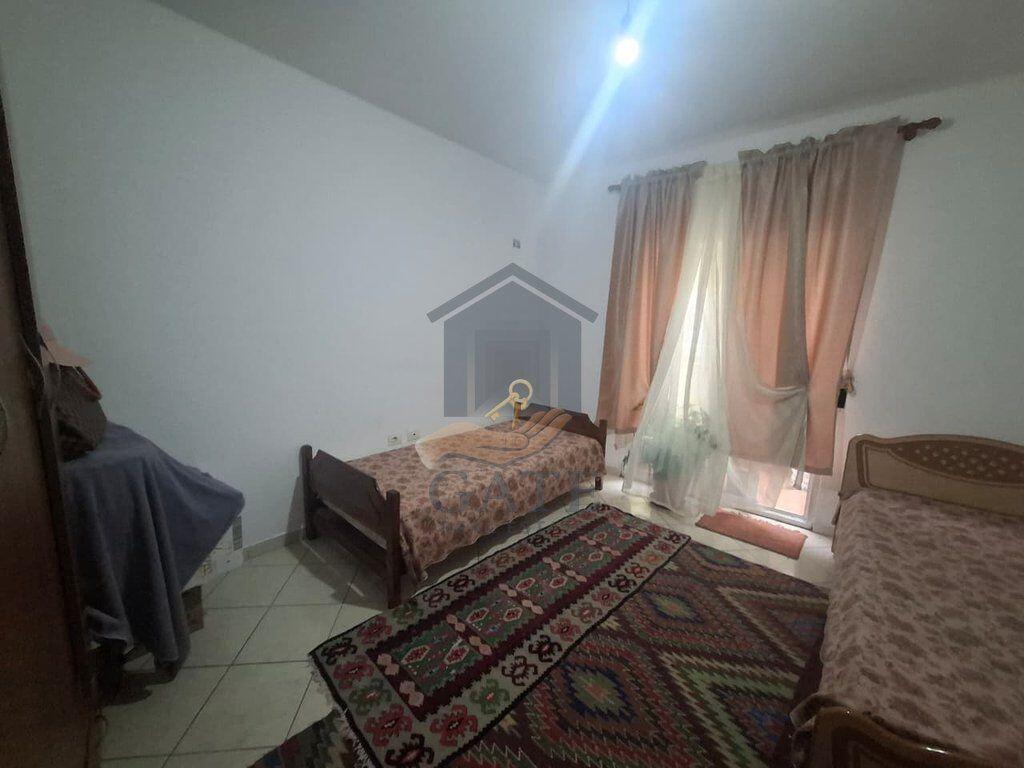 Jepet me qira apartament 2+1, me 2 tualete dhe 2 ballkone – Plazh, Durrës (Vija e parë me detin), kati i 3-të me ashensor