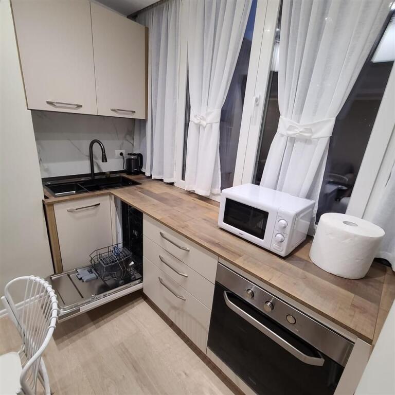 APARTAMENT ME QERA 1+1 QENDER 750 EURO