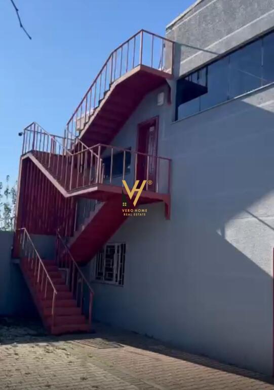 JEPET MAGAZINE 2.500 M2 ME QIRA TE URA E GJOLES, FUSHE KRUJE 3.500 EURO