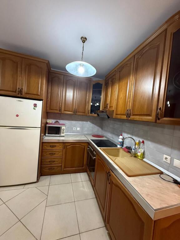 🏢Ne zonen e Komunes se Parisit,prane German Computers jepet me qera apartament 2+1,i mobiluar 60,000Leke