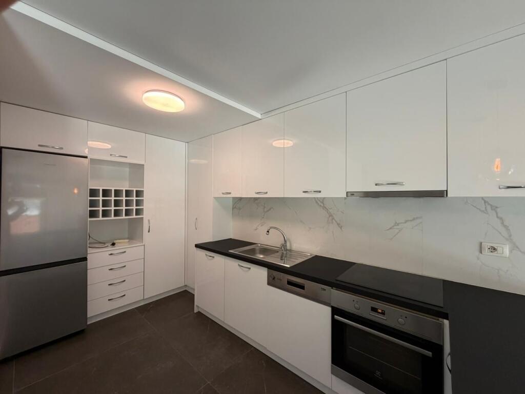 Vile 3-kateshe per qira ne rezidence fare prane TEG