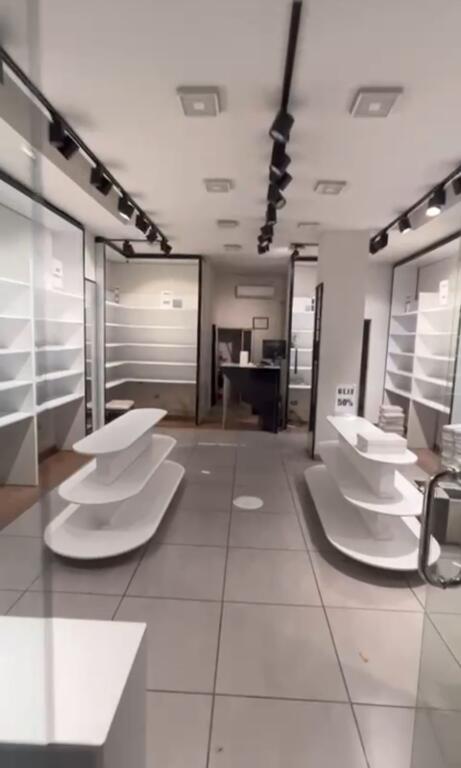 JEPET ME QERA DYQAN 56M2 BUZE RRUGE 1800 EURO RRUGA E DURRESIT