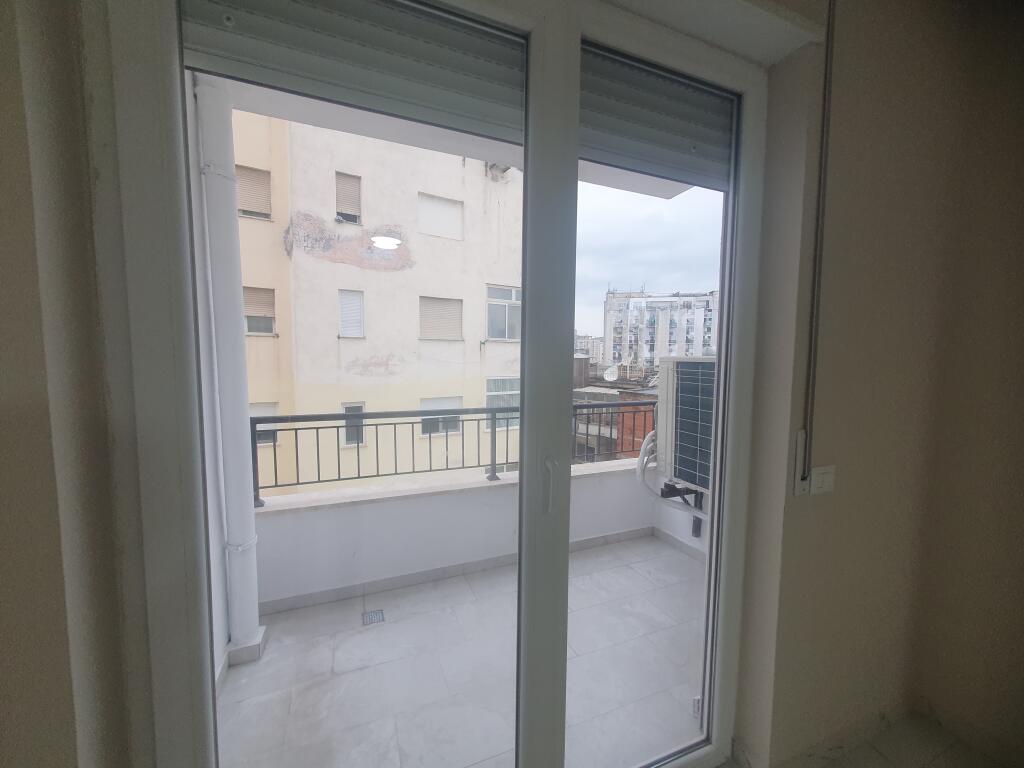 Ambient zyrash me qira tek Donika Center