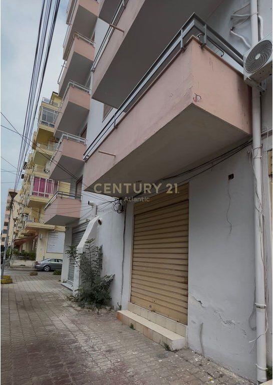 Ambient Komercial Për Shitje në Plazh Hekurudha, 20 m nga deti Durrës