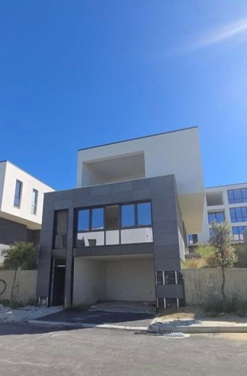 VILLA FOR SALE IN THE FARKA LAKE