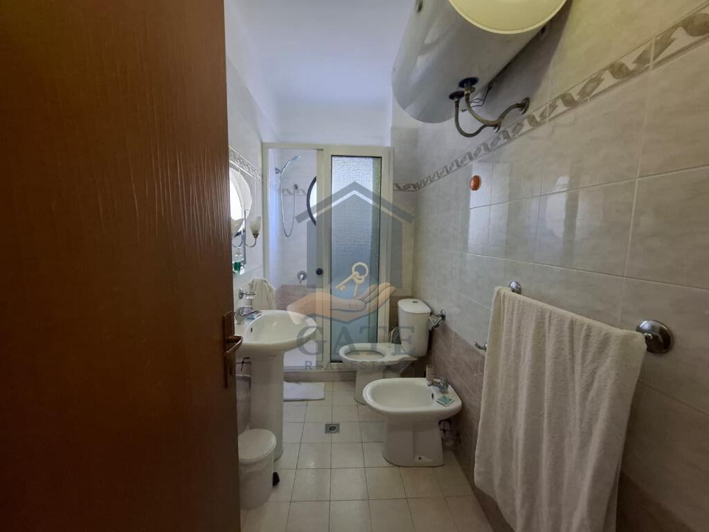 Jepet me Qira Apartament 1+1 + Verandë – Plazh Iliria, Kati 7 me Ashensor