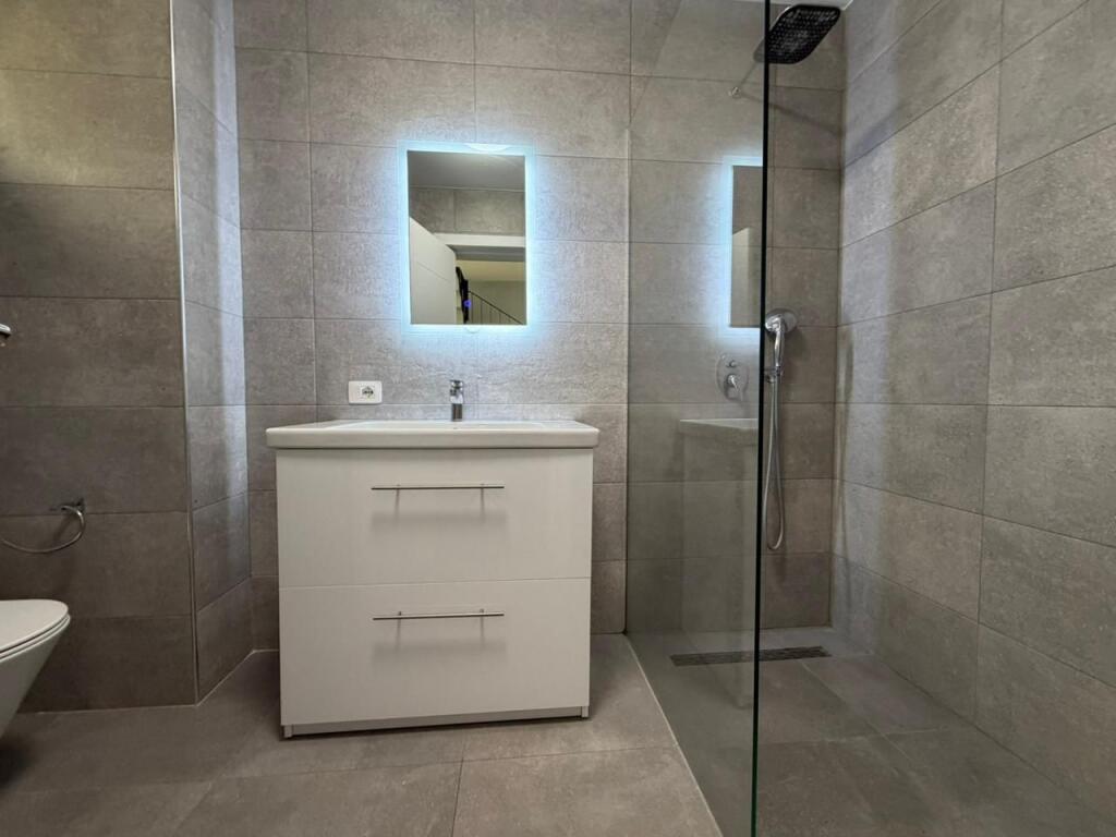 Vile 3-kateshe per qira ne rezidence fare prane TEG