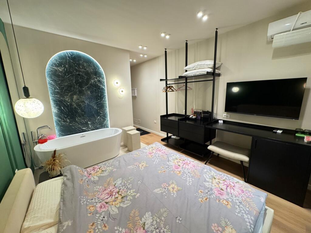 🏢 Shitet studio e mobiluar 📍 Adresa: Ali Demi, në Mangalem💶 Çmimi: 60,000 €